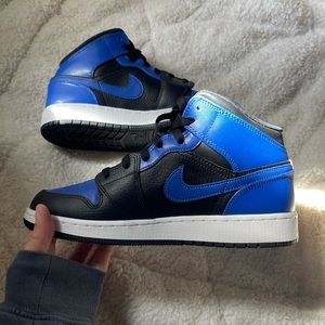Air Jordan 1 mid ‘Hyper Royal’